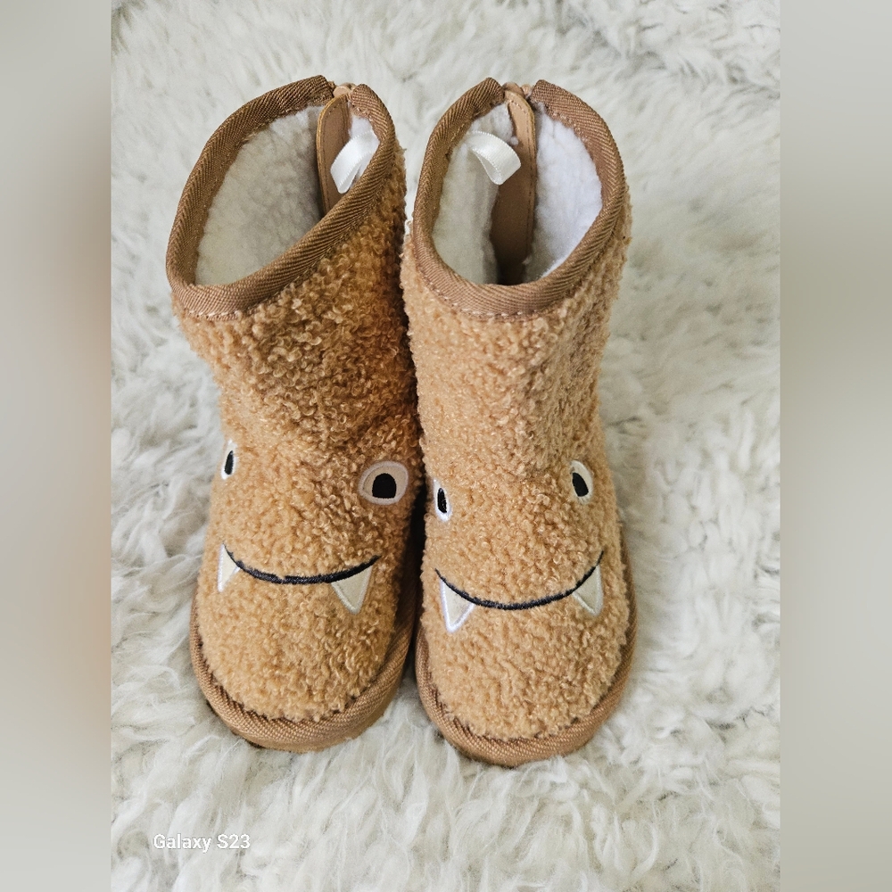 GAP Tan and White Cozy Boots Size 9 Toddler